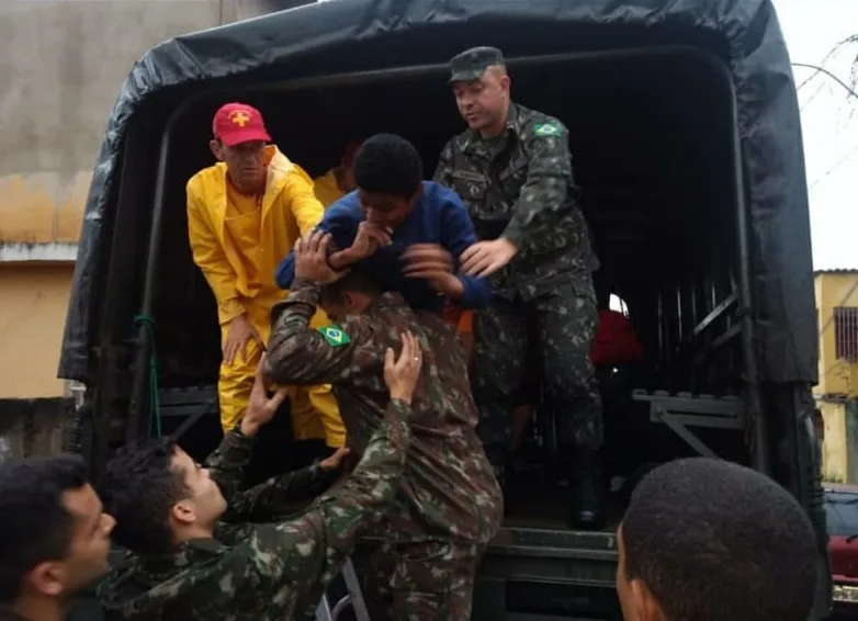 Exército Brasileiro é acionado para ajudar vítimas de enchentes em Vila Velha