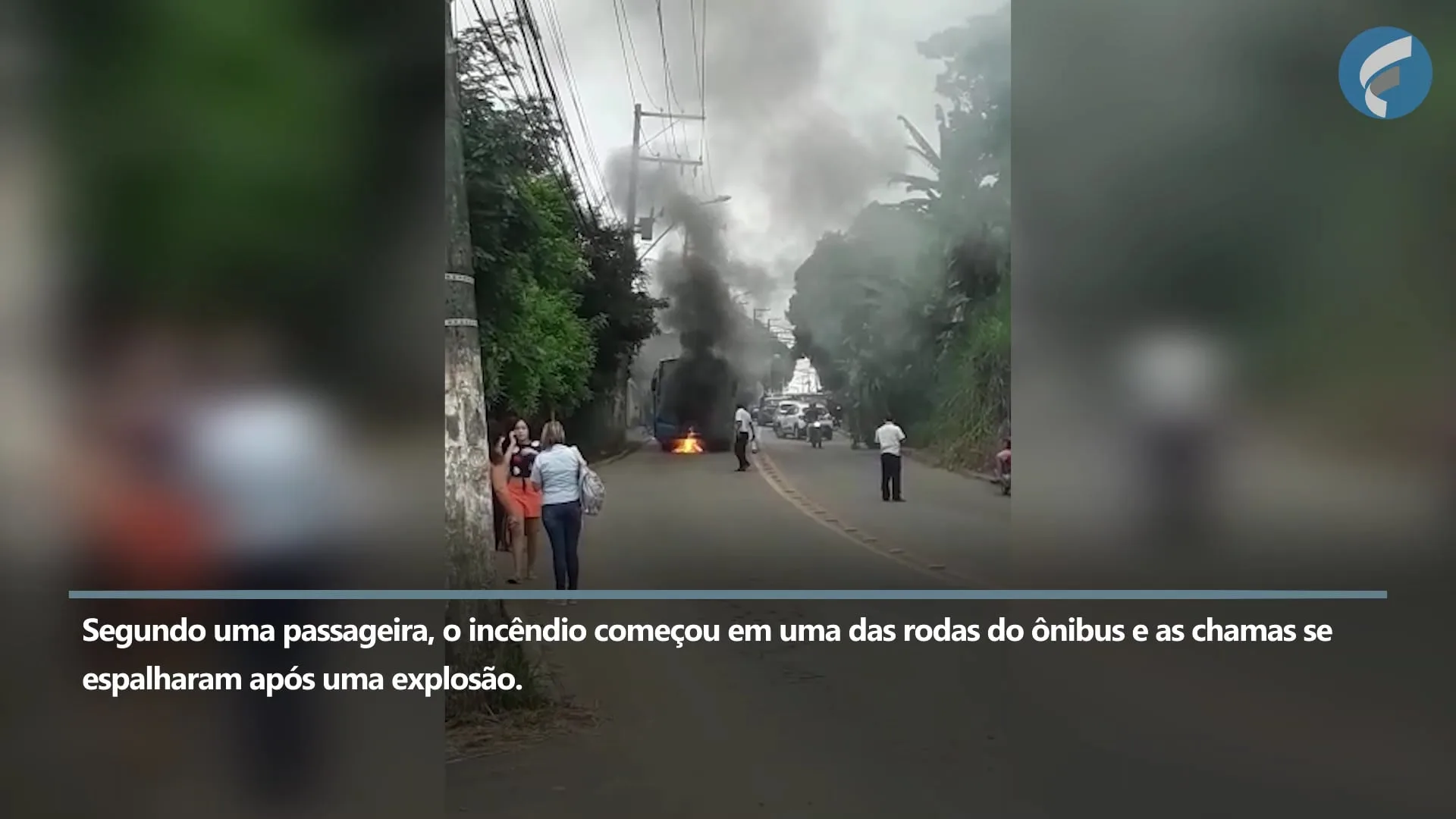 Ônibus do Transcol pega fogo em Cariacica e fumaça assusta moradores