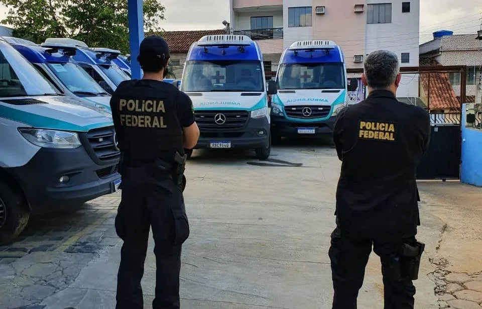 Operação da Polícia Federal investiga aluguel de ambulâncias em prefeituras do Espírito Santo