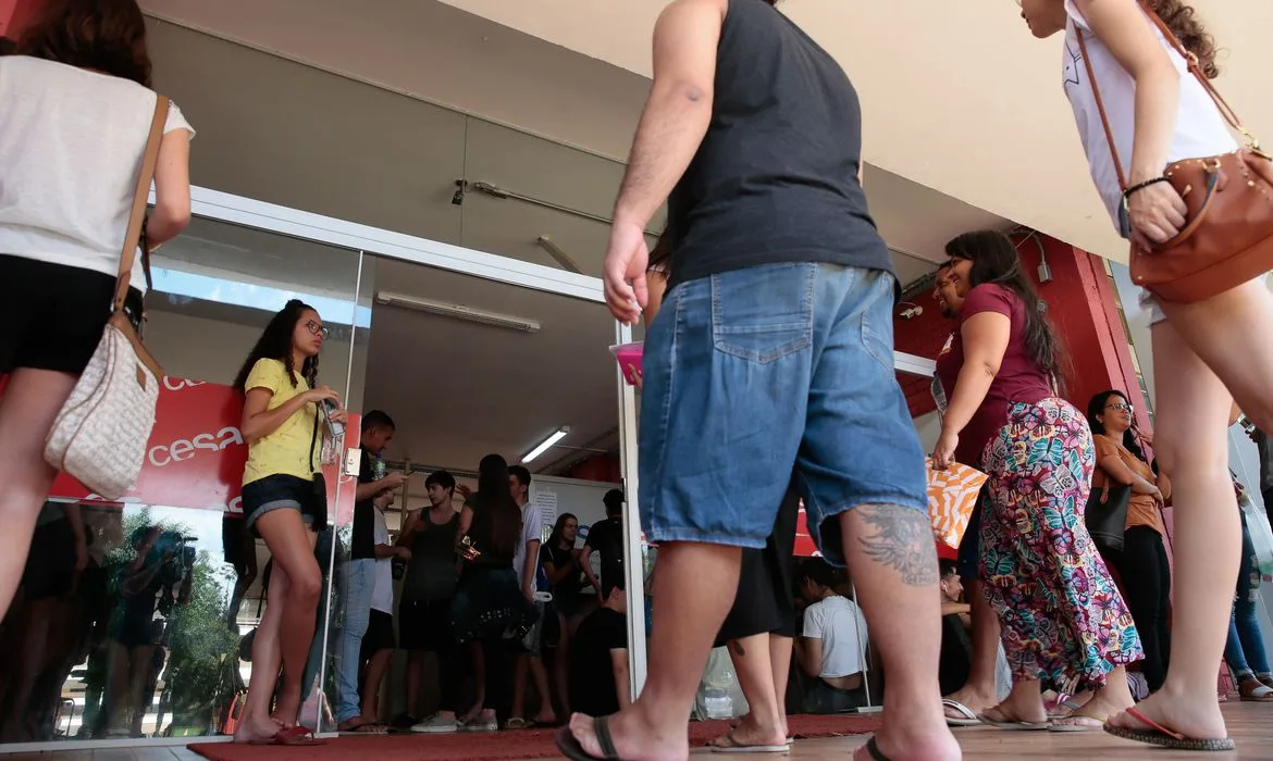 Participantes chegam ao centro de educação de jJovens e adultos, para o segundo dia de aplicação do Exame Nacional do Ensino Médio (Enem) ocorre neste domingo (10) à tarde, em todo o país