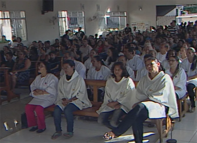 Moradores de Vitória fazem missa em homenagem às vítimas de violência