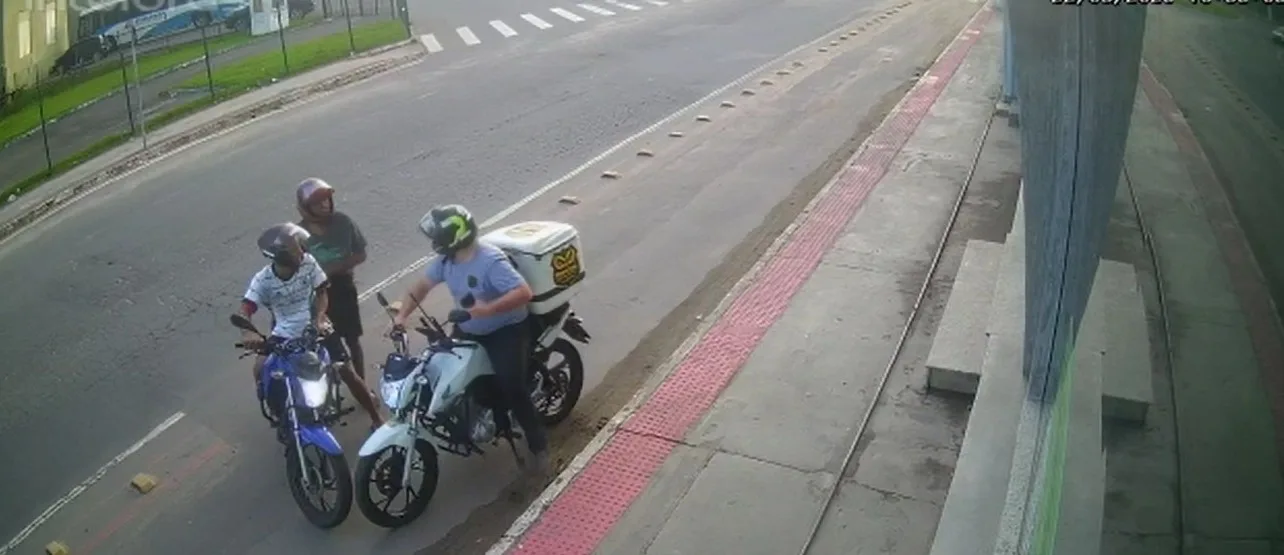 Vídeo mostra assalto a motoboy, que fica sem a moto no primeiro dia de trabalho