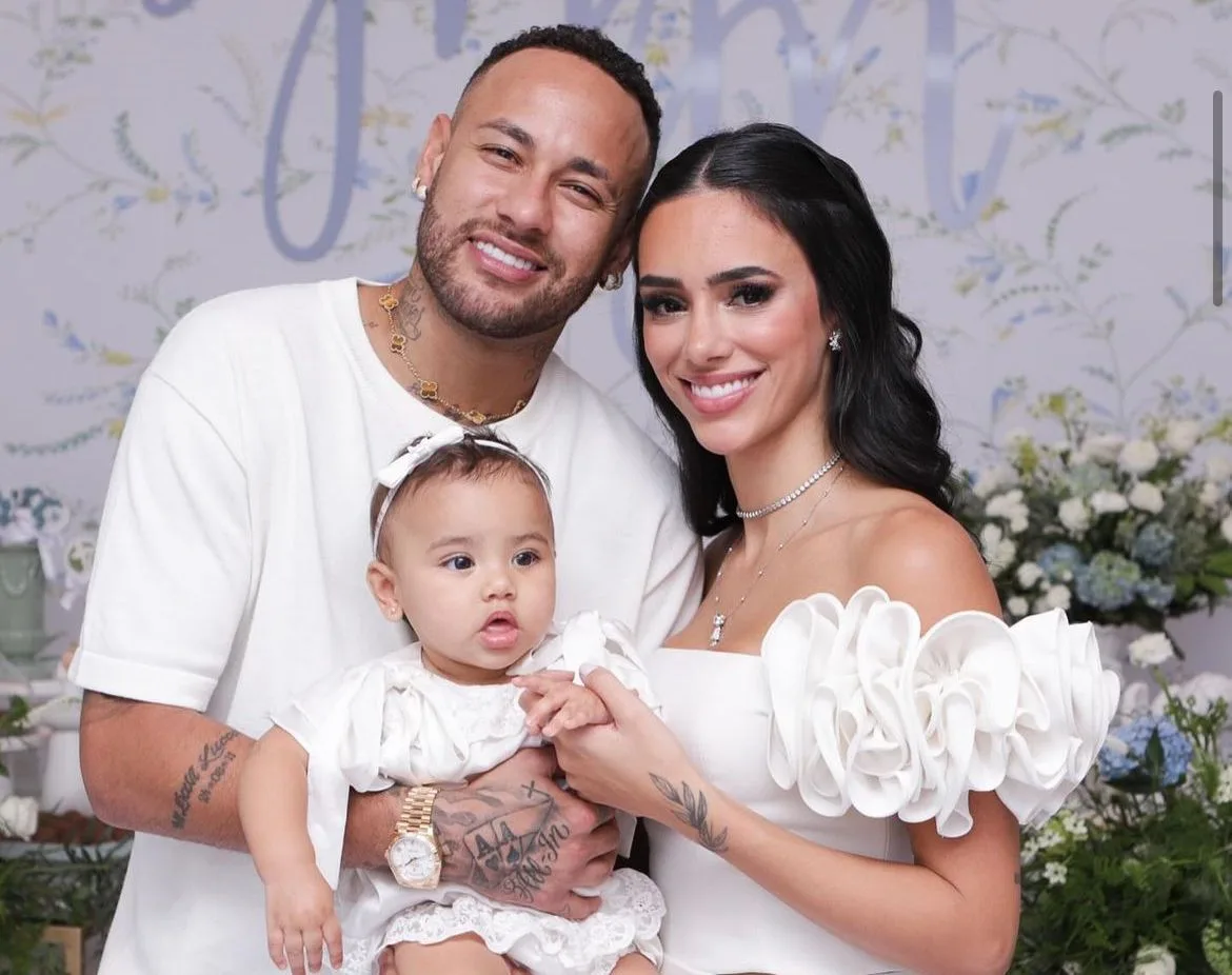 Neymar compartilha álbum de fotos do batizado da filha caçula, Mavie