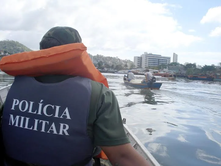 Pescadores flagrados praticando pesca predatória na baía de Vitória