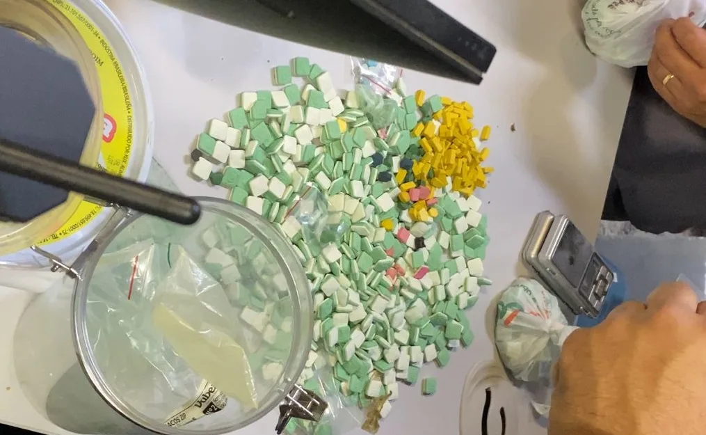 Laboratório de drogas com ecstasy e 400 litros de lança-perfume é descoberto na Serra