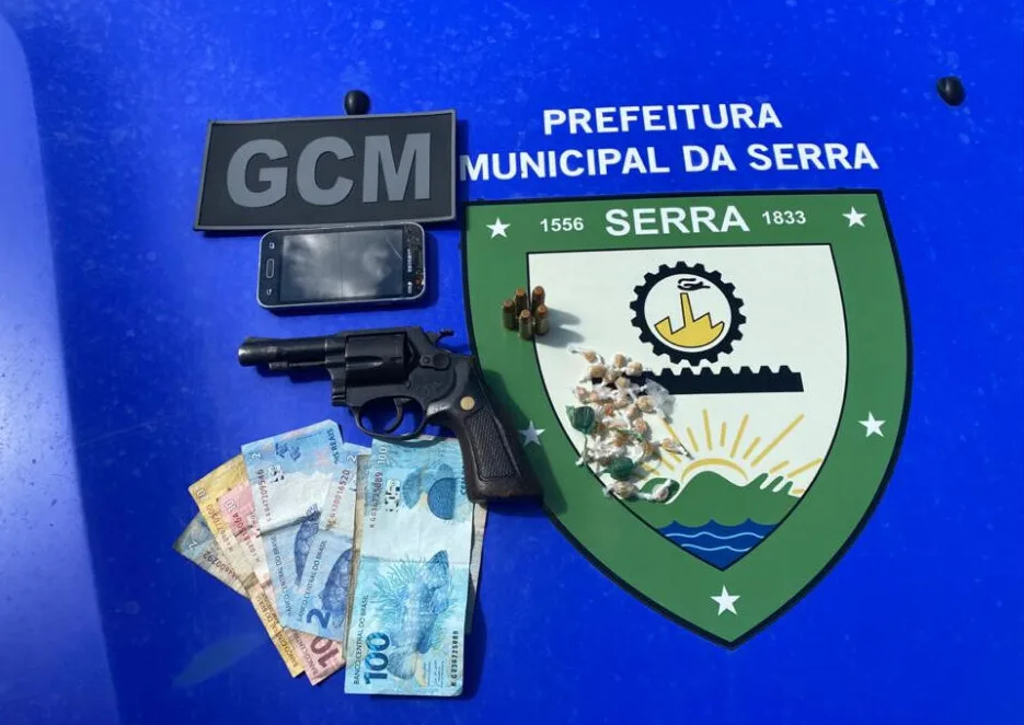 Jovens são detidos com arma, drogas e munições na Serra