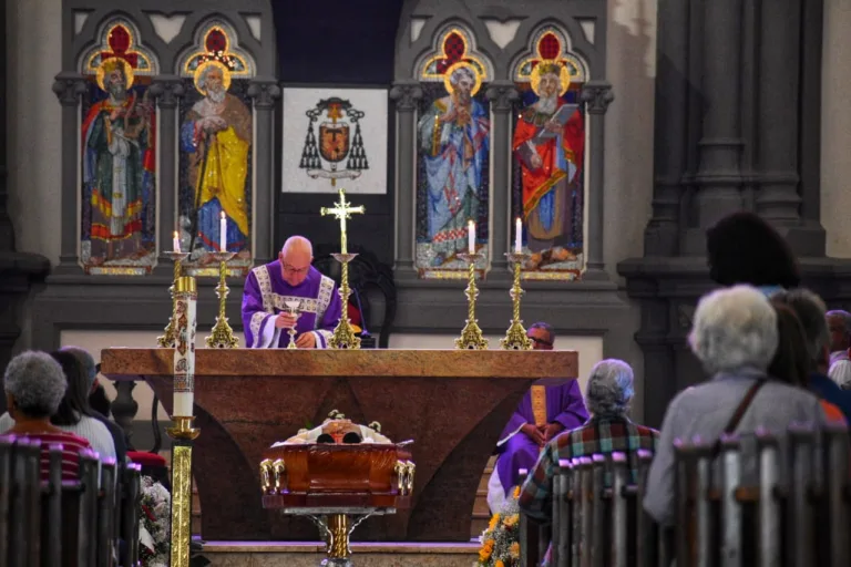 Fiéis se despedem de Dom Geraldo Lyrio Rocha na Catedral de Vitória