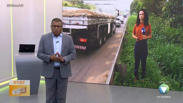 Carreta carregada com container tomba na rodovia do Contorno