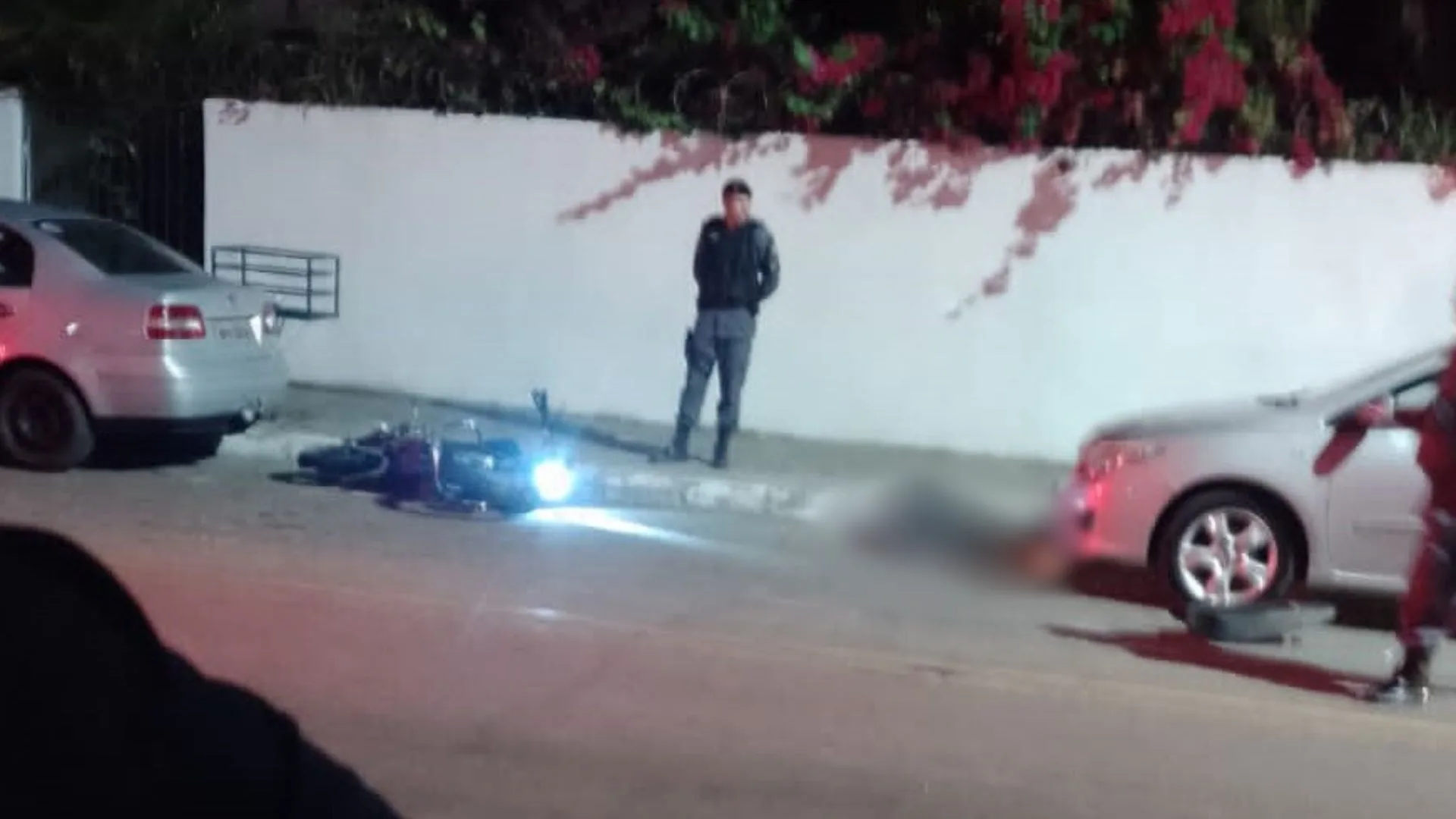 VÍDEO | Sem CNH, adolescente foge da PM e bate moto em viaturas em Guarapari