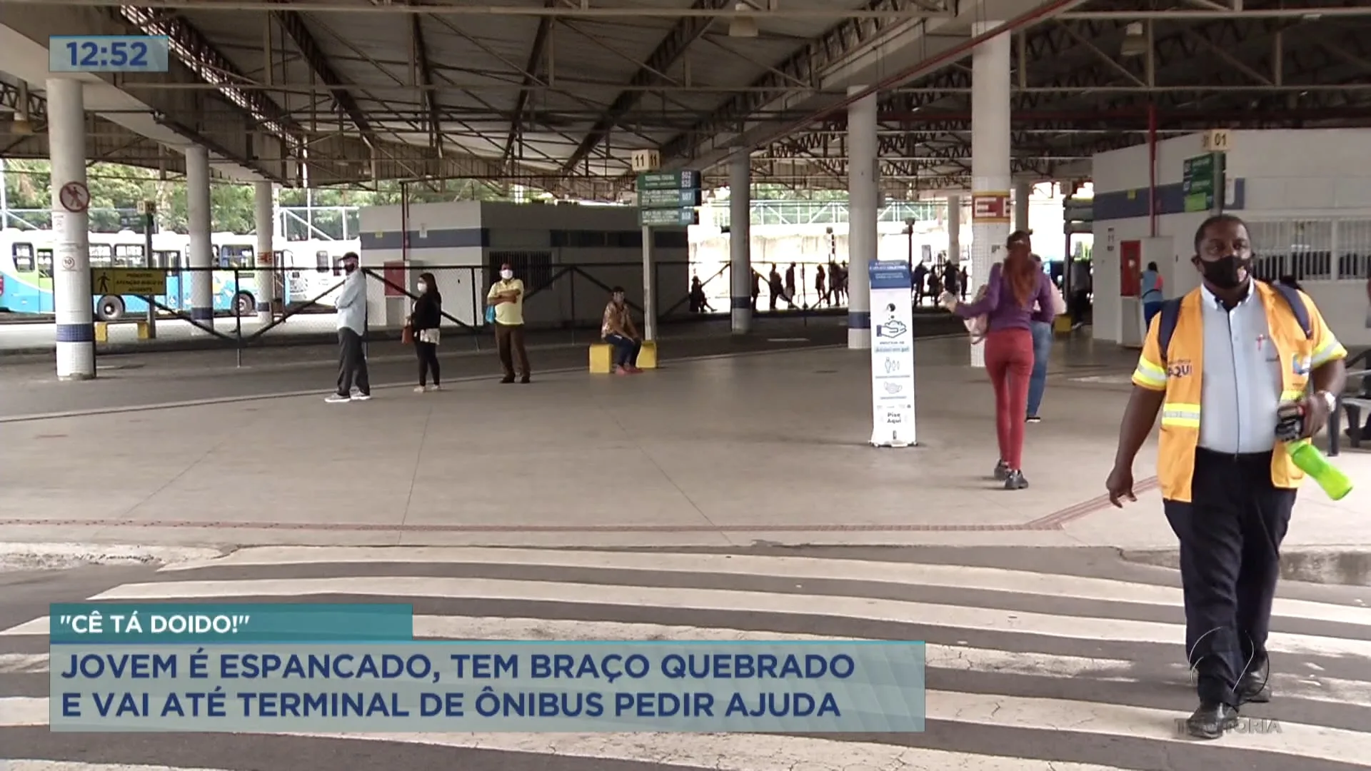 Jovem pede ajuda em terminal depois de levar surra