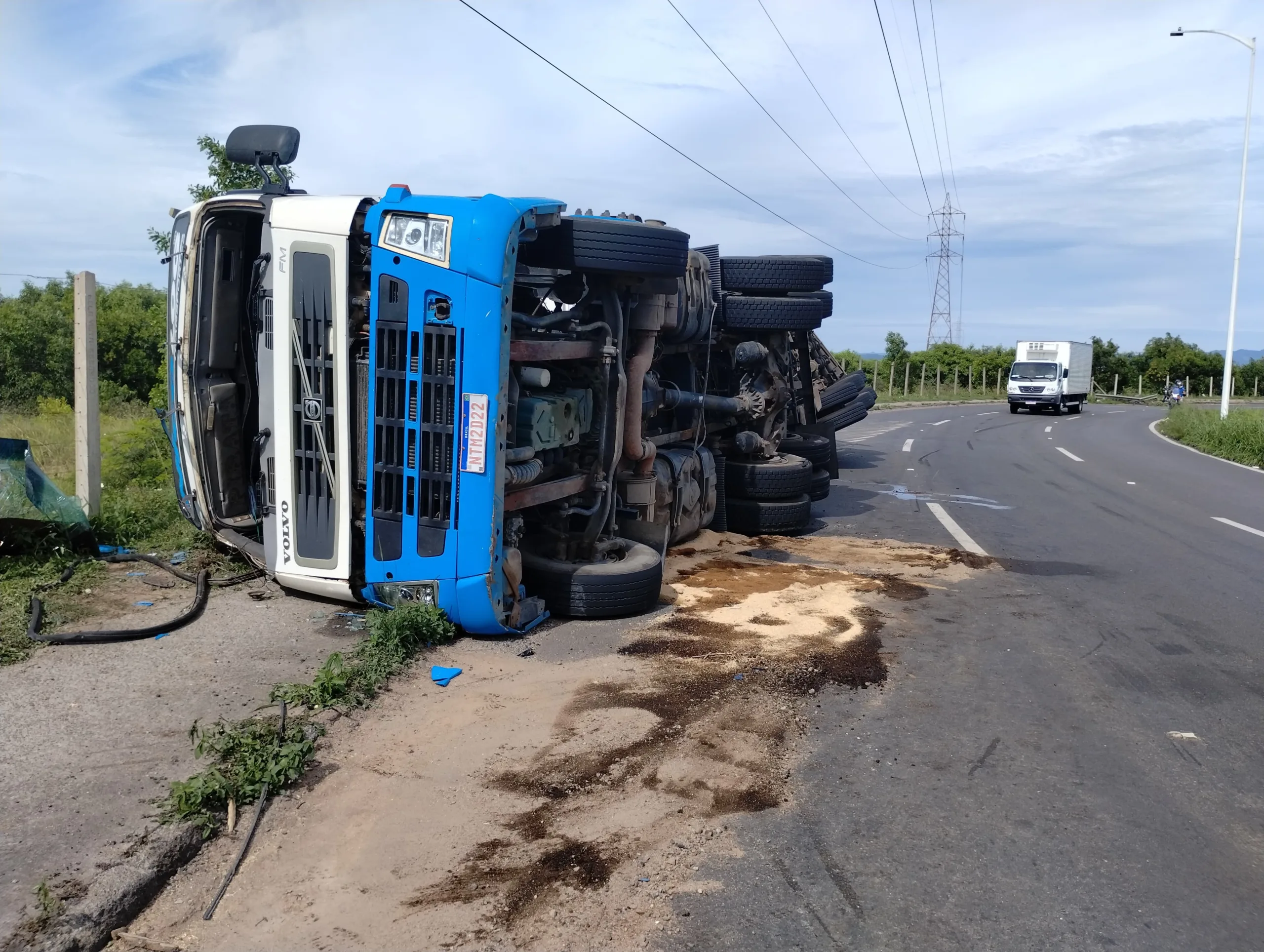 Pneu estoura, caminhão tomba e complica trânsito na Rodovia Leste-Oeste