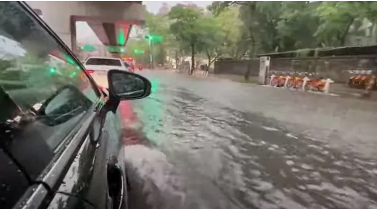 Tempestade tropical atinge China e Hong Kong