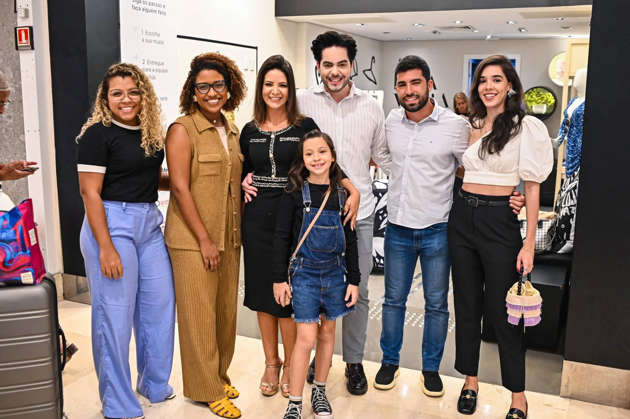 Loja Vazia no Shopping Vitória: Asilo arrecada milhares de peças para mega desfile (Foto: Arthur Louzada)