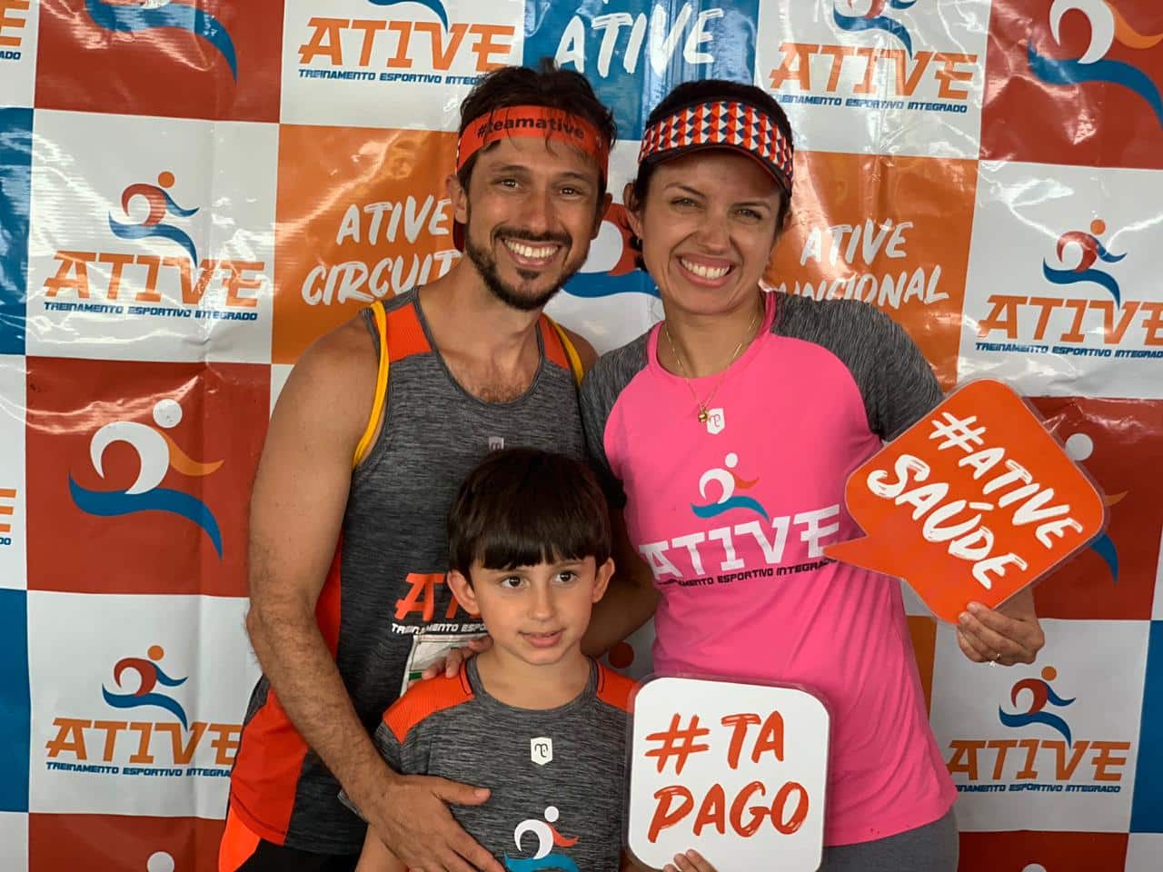 Tiago (ao lado da esposa e do filho) dá orientações para estreantes em corrida 