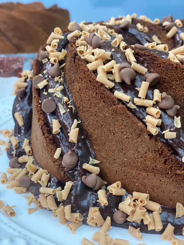 Dia do chocolate: que tal um bolo com calda de brigadeiro?!