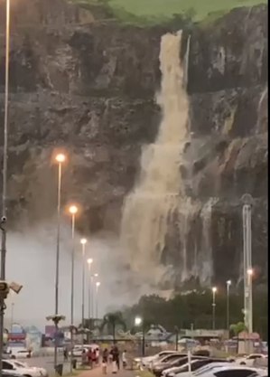 VÍDEO | "Cataratas de Nova Iguaçu" são formadas atrás de shopping no RJ após forte chuva