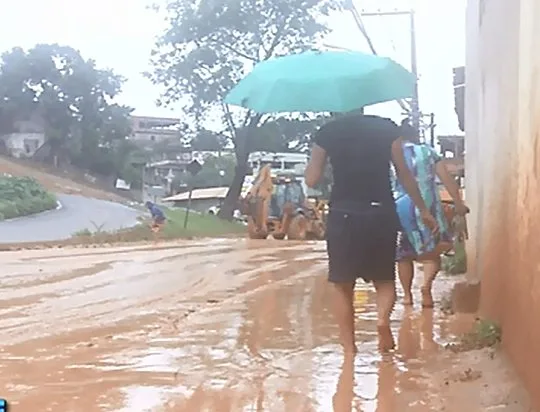 Moradores enfrentam lamaçal de lote após fortes chuvas na Grande Vitória