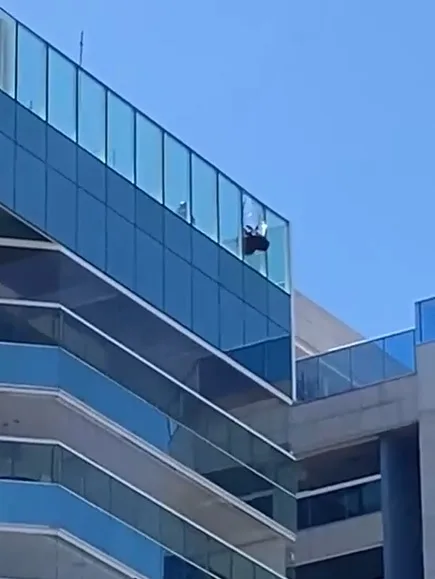 Vídeo mostra resgate de piloto de parapente após pouso forçado em cobertura na Praia da Costa