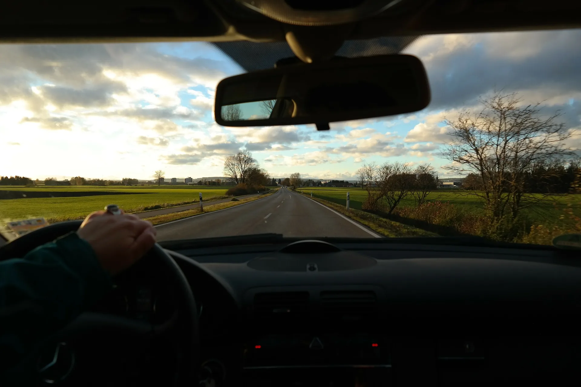 Vai pegar a estrada no feriadão? Veja dicas para fazer uma viagem de carro segura