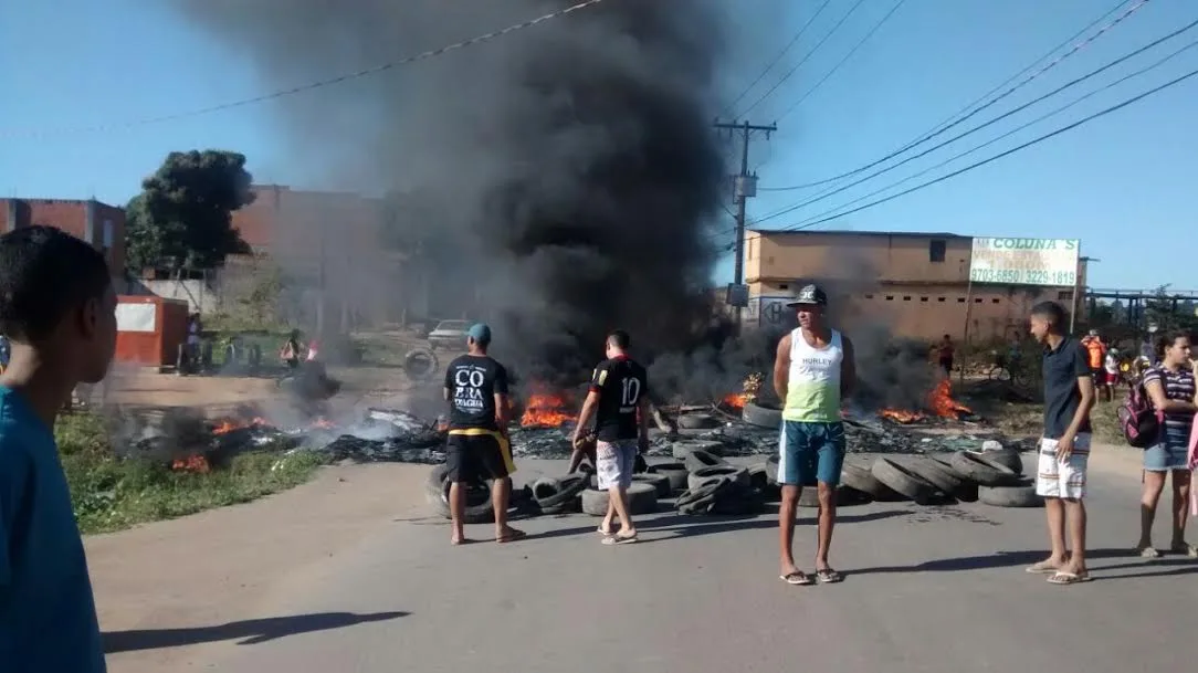 Moradores colocam fogo em pneus e fazem protesto em Cariacica