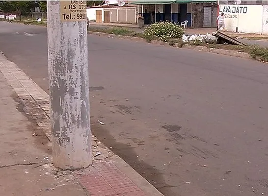 Motorista com sinais de embriaguez perde controle e bate carro em poste na Serra