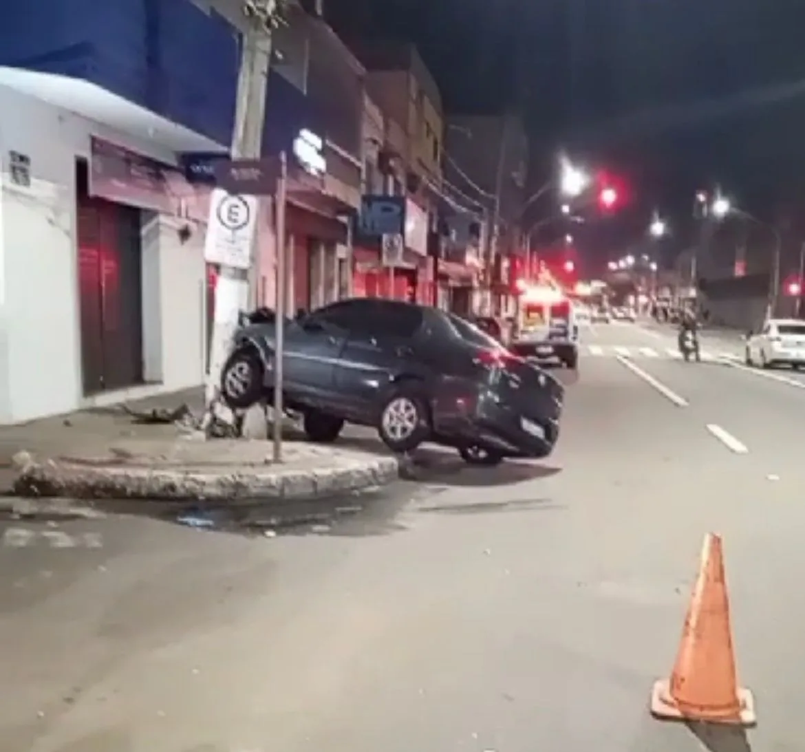 VÍDEO | Motorista bate em poste e frente do carro fica destruída em Vila Velha