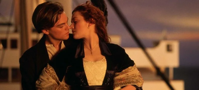 27 anos após 'Titanic', Leonardo DiCaprio e Kate Winslet se beijam em evento; veja vídeo