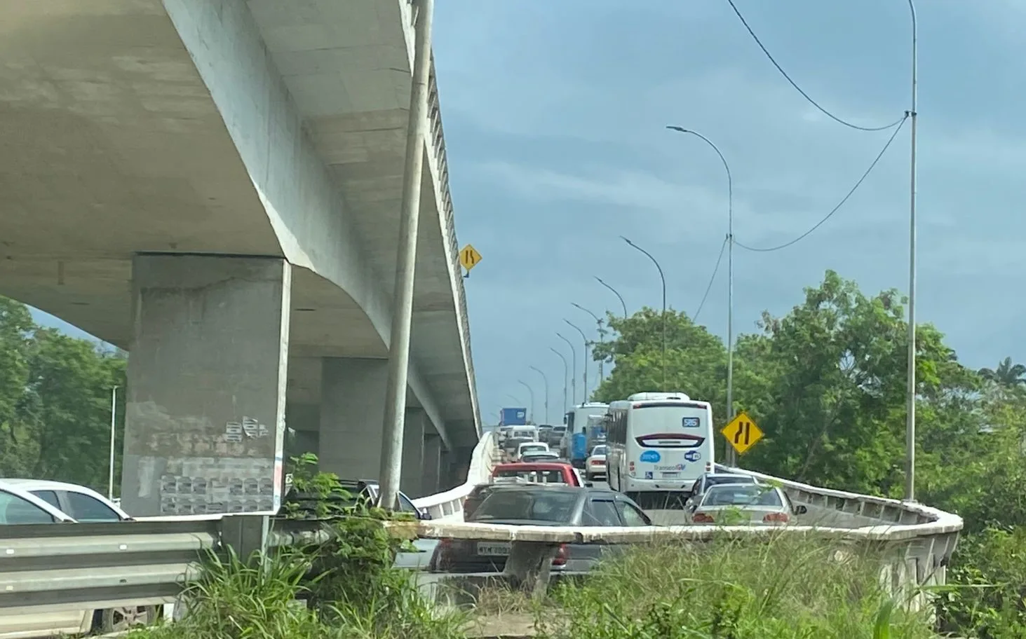 Tudo parado! Motoristas enfrentam trânsito lento para chegar a Vitória