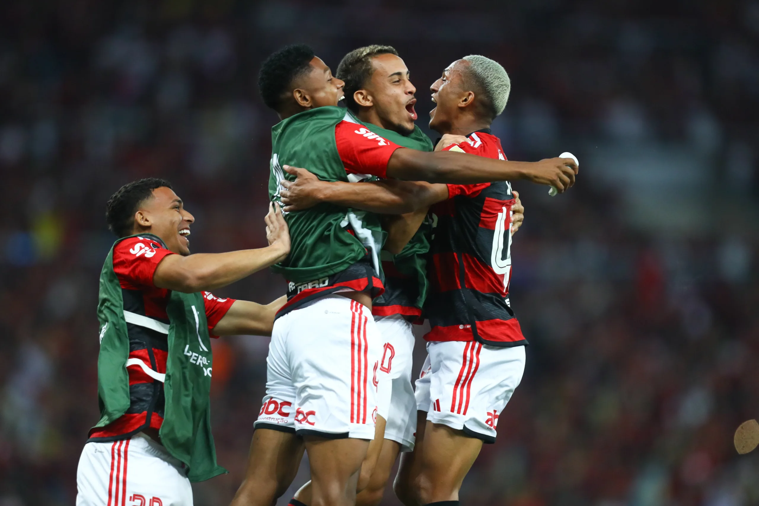 Garotos resolvem, Flamengo derruba invicto Racing e fica perto das oitavas da Libertadores