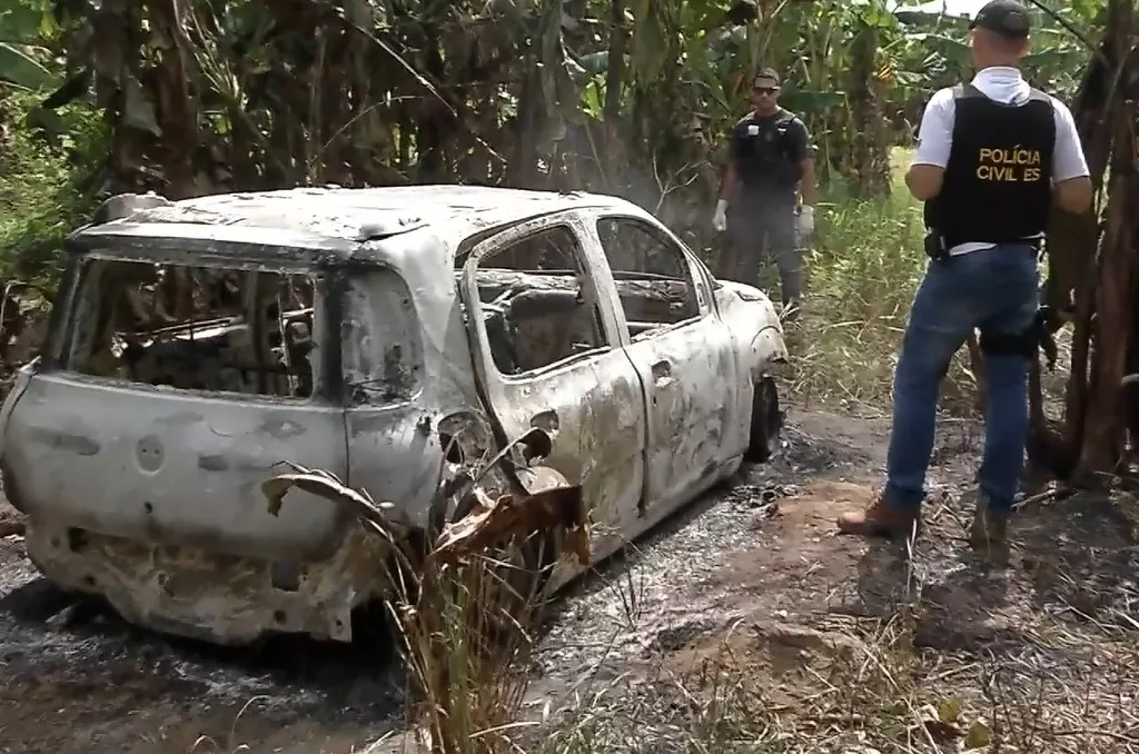 Motorista por aplicativo é baleado e preso em porta-malas; veículo foi incendiado depois do crime