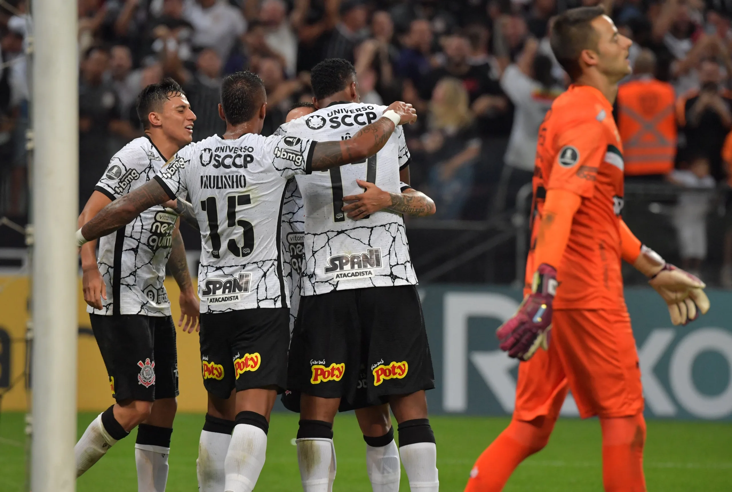 Gol contra bizarro dá ao Corinthians sua primeira vitória na Libertadores