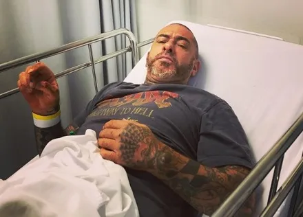 Henrique Fogaça posa no hospital - chef está com pedra nos rins, segundo colunista