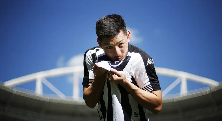 Botafogo encaminha empréstimos de Luís Oyama e Barreto para time belga de John Textor