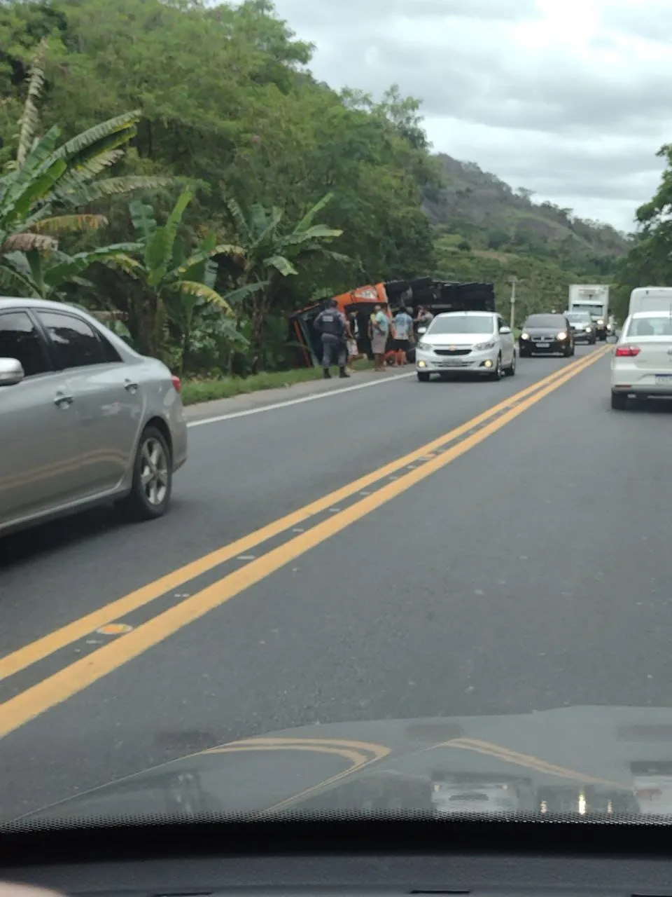 Trecho da BR-101 é interditado após carreta tombar em Rio Novo do Sul