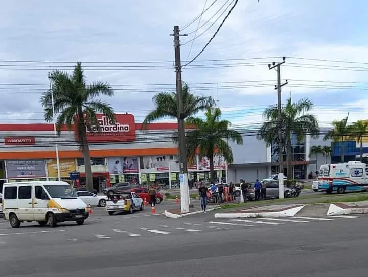 Idosa é atropelada ao atravessar avenida em Laranjeiras, na Serra