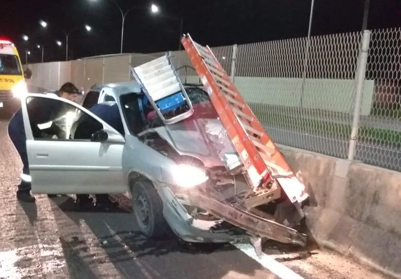 Motorista fica ferido depois de acidente com caminhão em Vila Velha