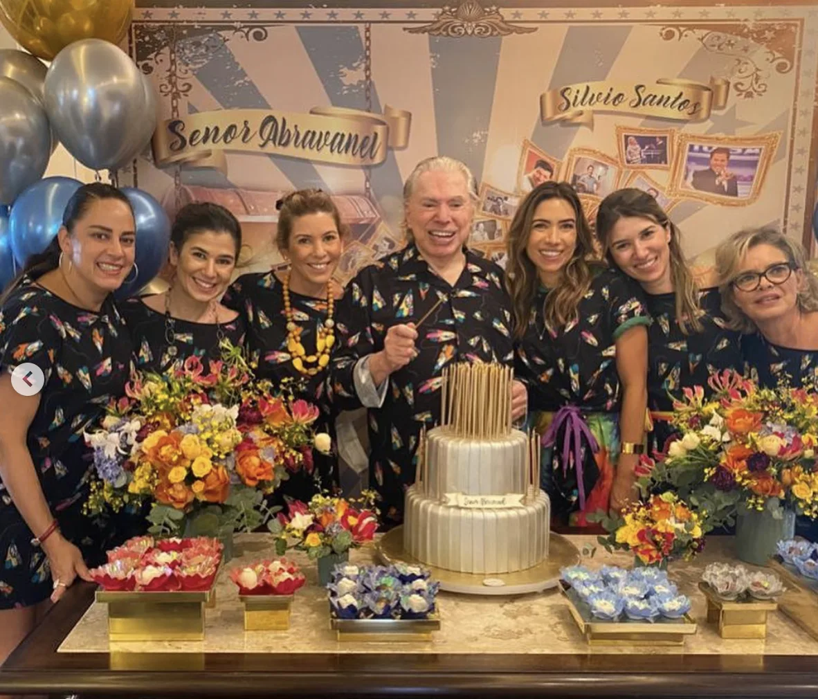 Do jeito que ele gosta! Silvio Santos veste pijama em festa de aniversário e apaga 90 velas para celebrar mais um ano de vida