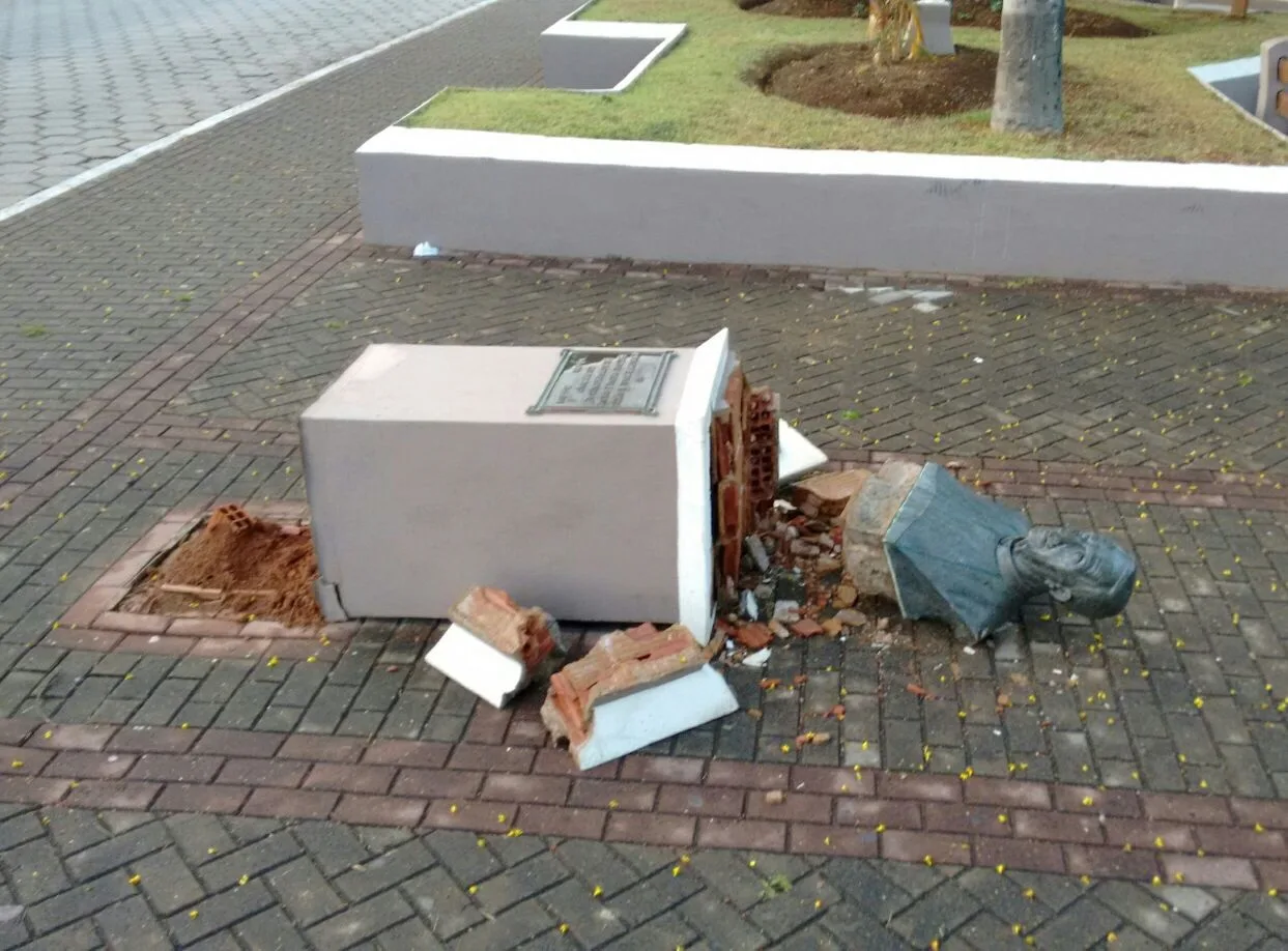 Monumento é destruído durante prática de Slackline na praça de Guaçuí