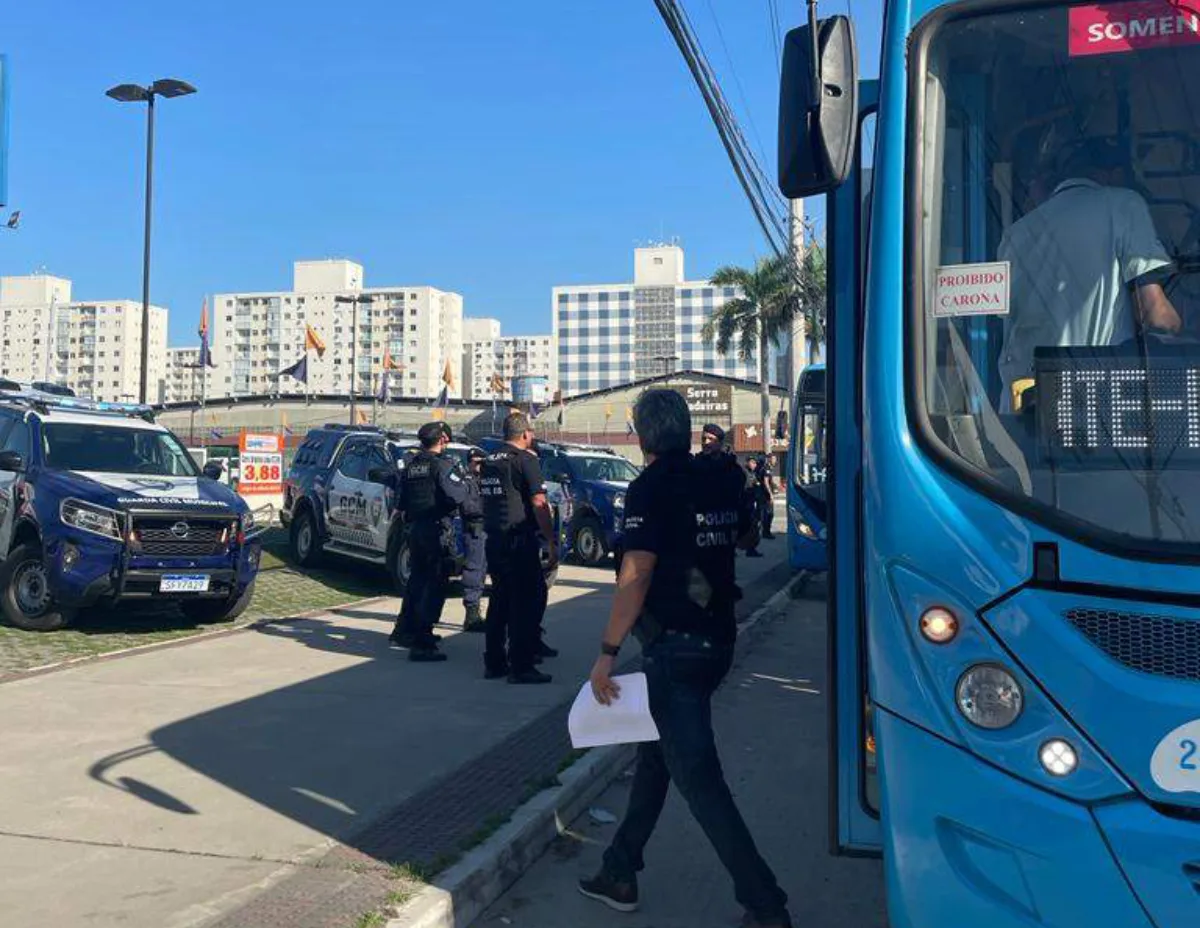 Polícia fiscaliza ônibus do Transcol para coibir crimes na Serra