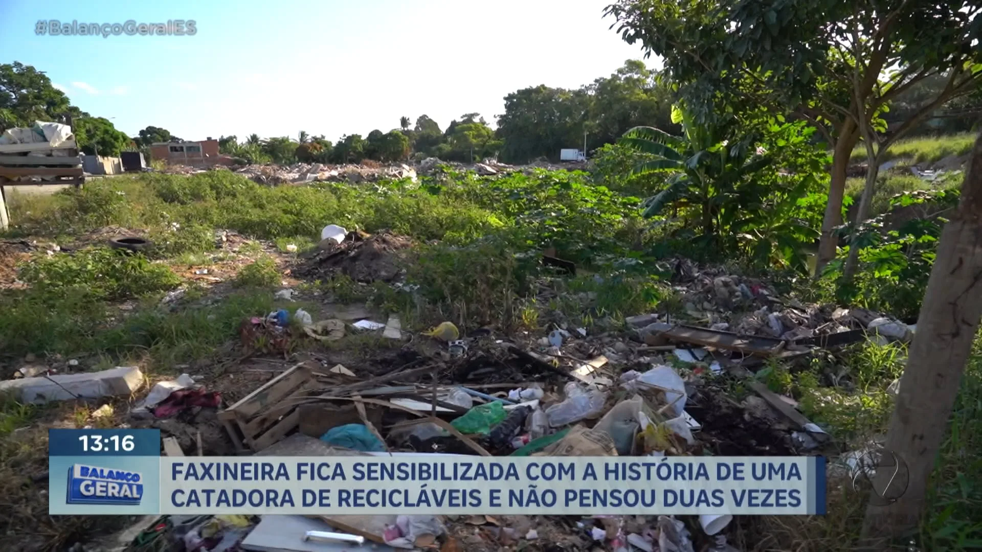 Faxineira fica sensibilizada com história de uma catadora de recicláveis e não pensa duas vezes