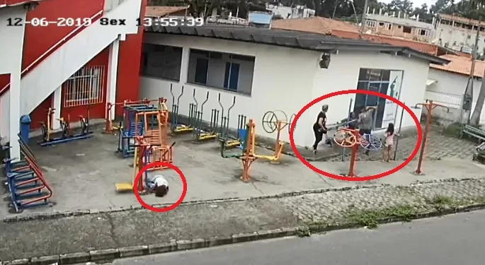 VÍDEO I Criminoso rende mulheres e ameaça crianças em pracinha da Serra