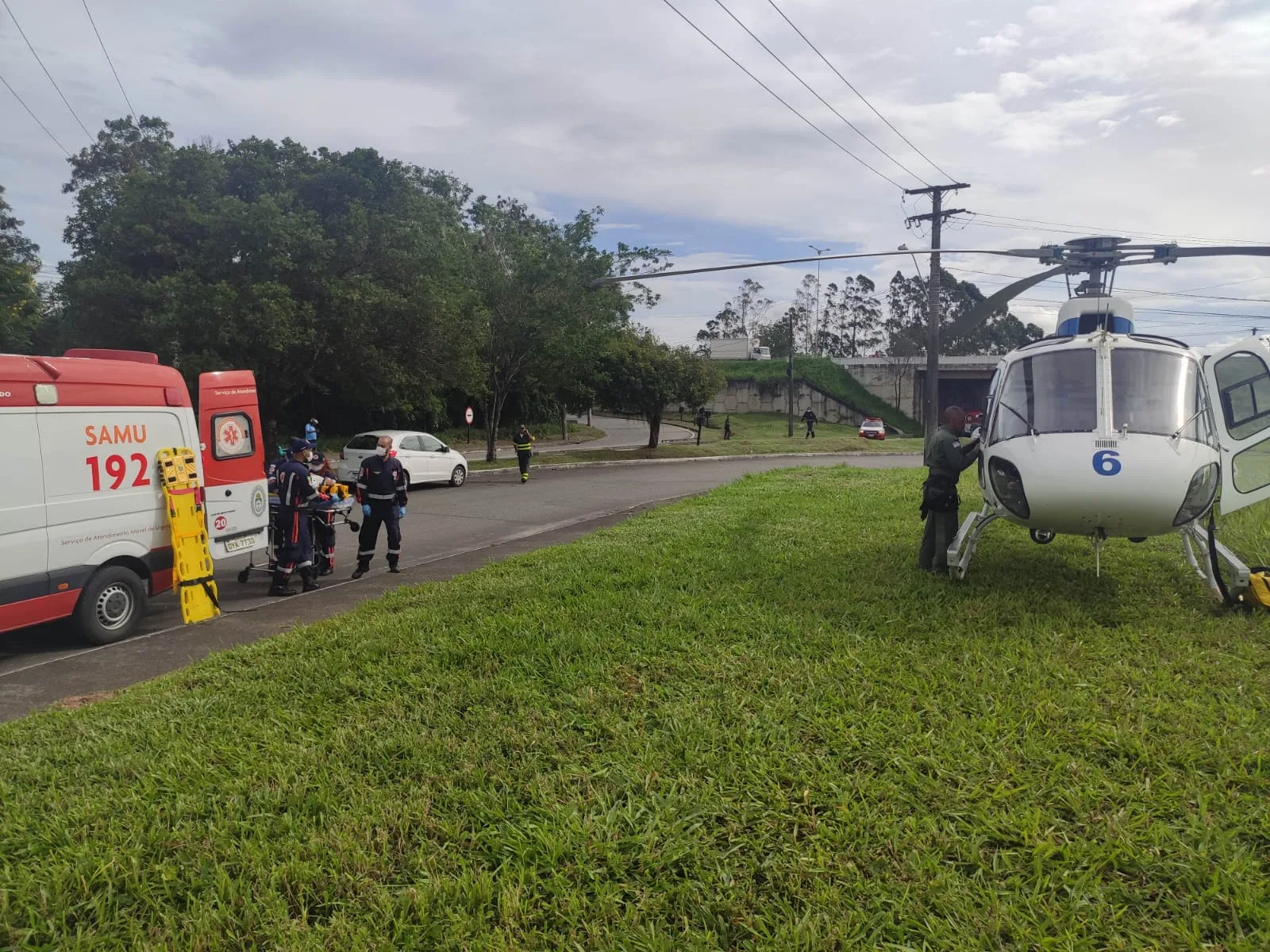 VÍDEO I Helicóptero do Notaer resgata vítima de acidente na Serra