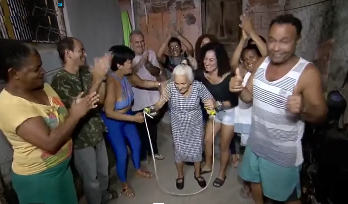 VÍDEO | Idosa de 81 anos viraliza na internet após aparecer pulando corda