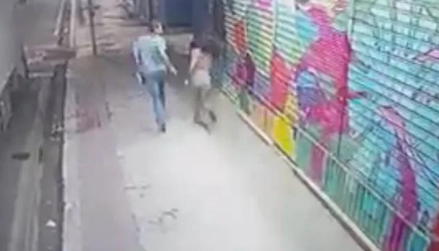 VÍDEO| Jovem de 20 anos é assaltado por casal no Centro de Vitória