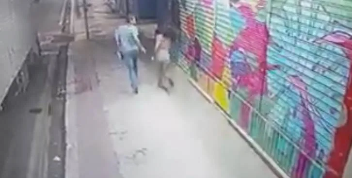 VÍDEO| Jovem de 20 anos é assaltado por casal no Centro de Vitória