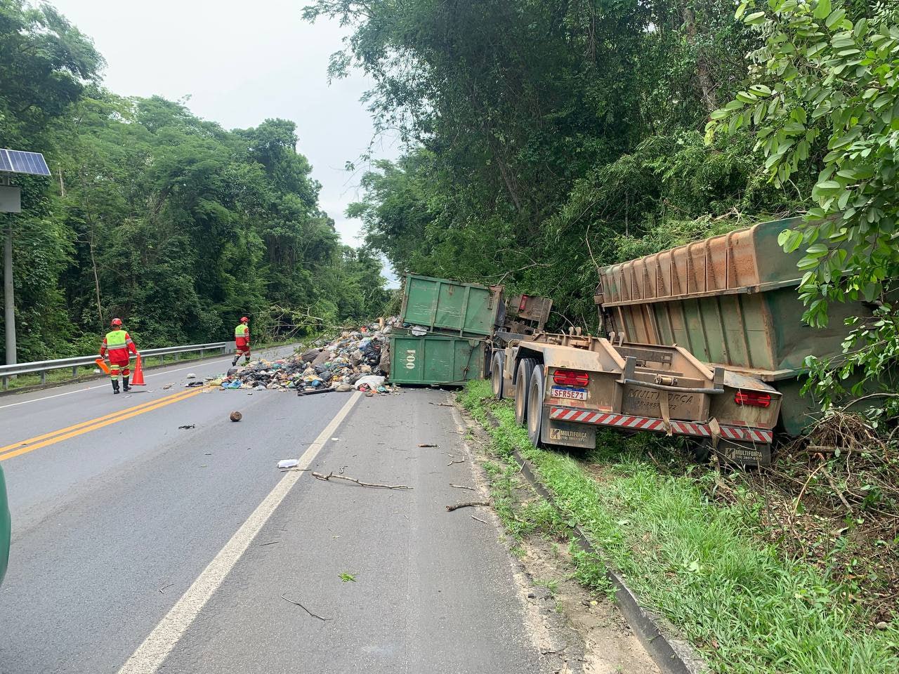 Caminhão tomba na BR 101, em Sooretama