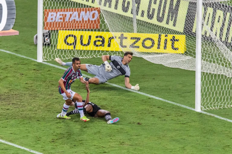 Fluminense e Vasco fazem clássico emocionante e empatam no Maracanã