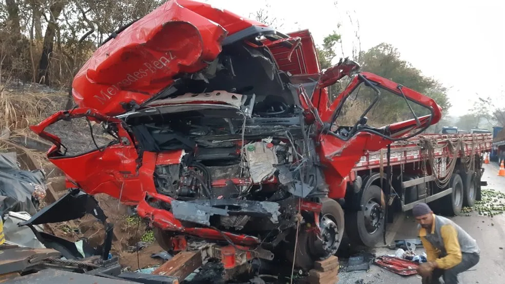 Doze pessoas morrem em acidente entre caminhão e van em Minas Gerais