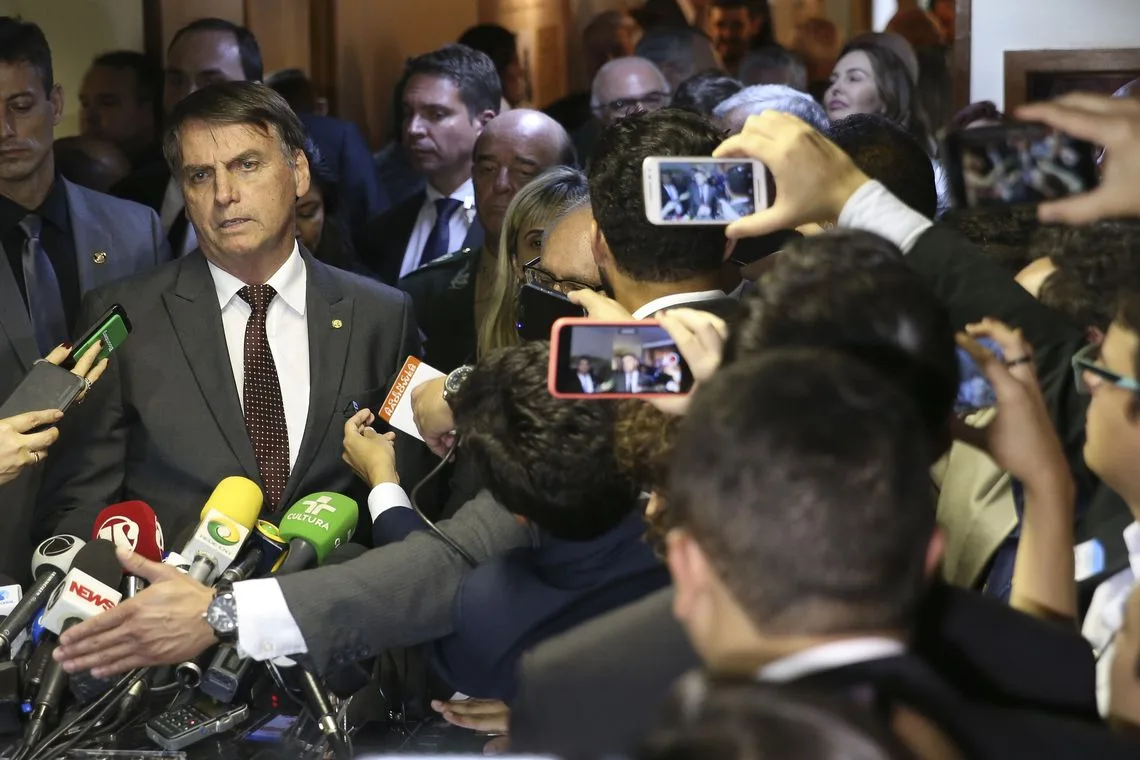 O presidente eleito Jair Bolsonaro fala à imprensa após encontro com o presidente do Superior Tribunal Militar (STM), José Coelho Ferreira, no STM, em Brasília.