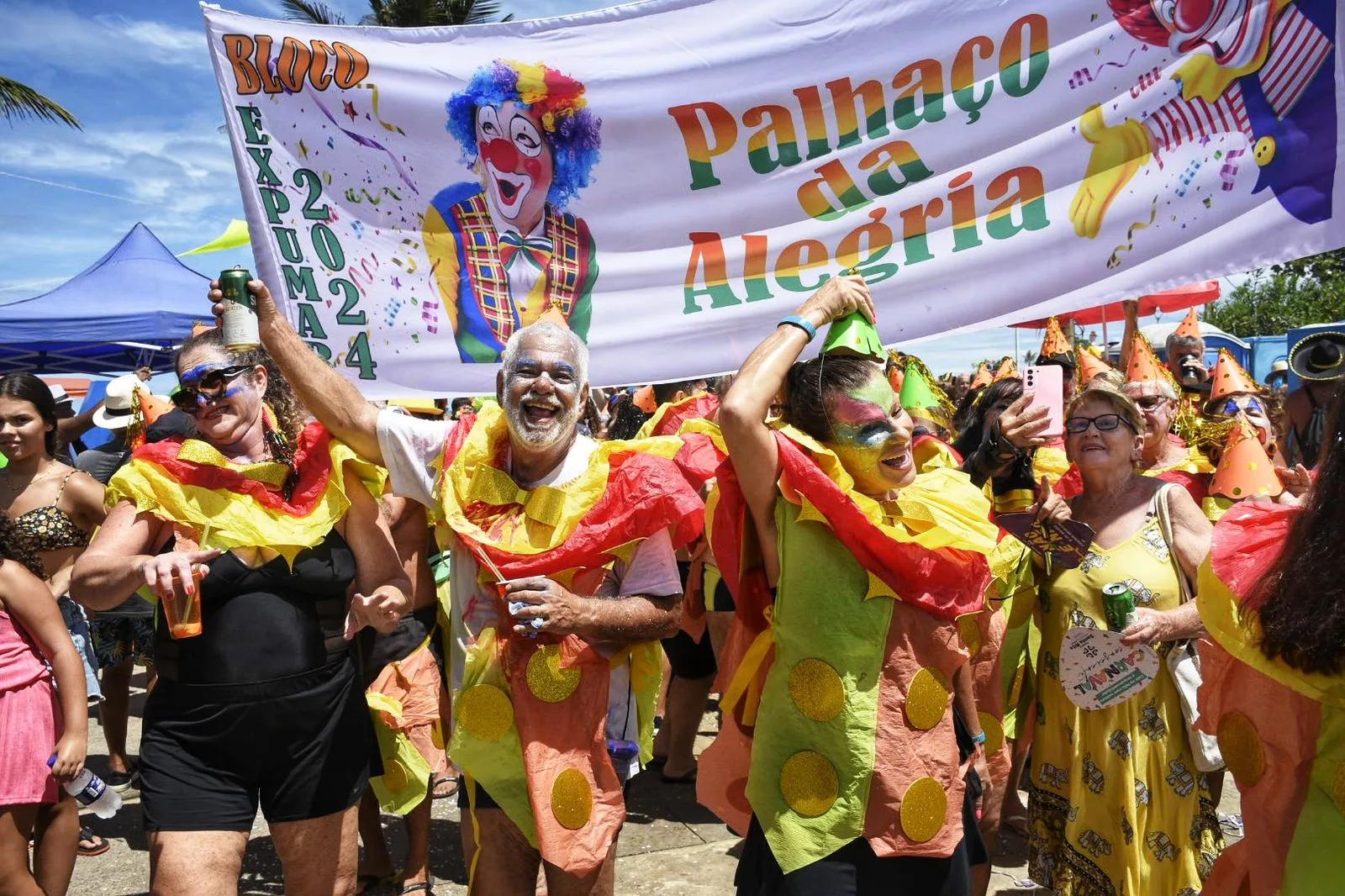 Praia de Manguinhos fica cheia para banho de mar; veja fotos das fantasias mais criativas